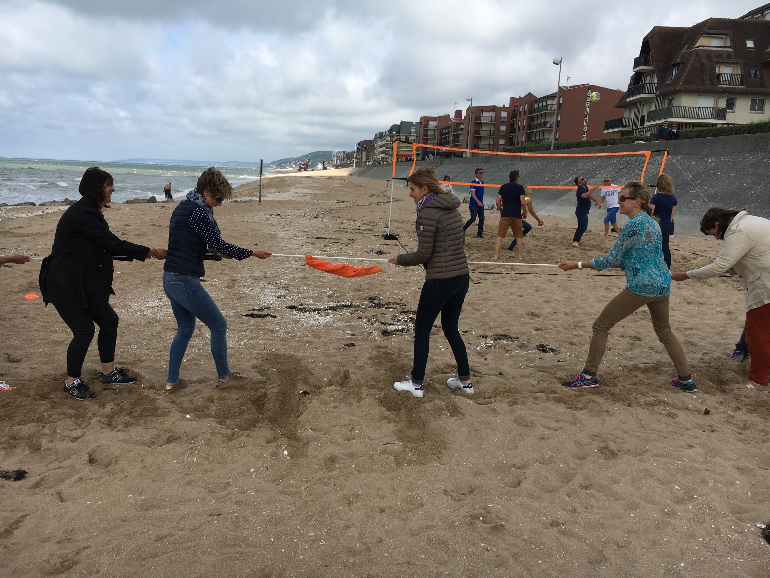 Tir à la corde sur plage de sable