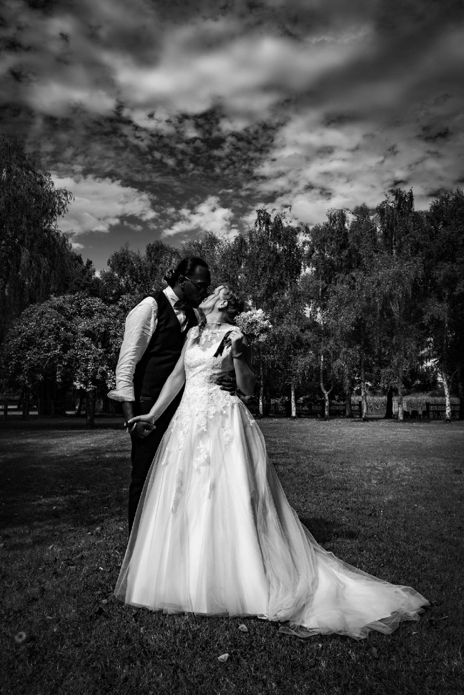Photo en noir et blanc de mariés