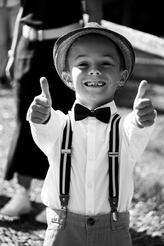 photo noir et blanc d'un petit garçon heureux