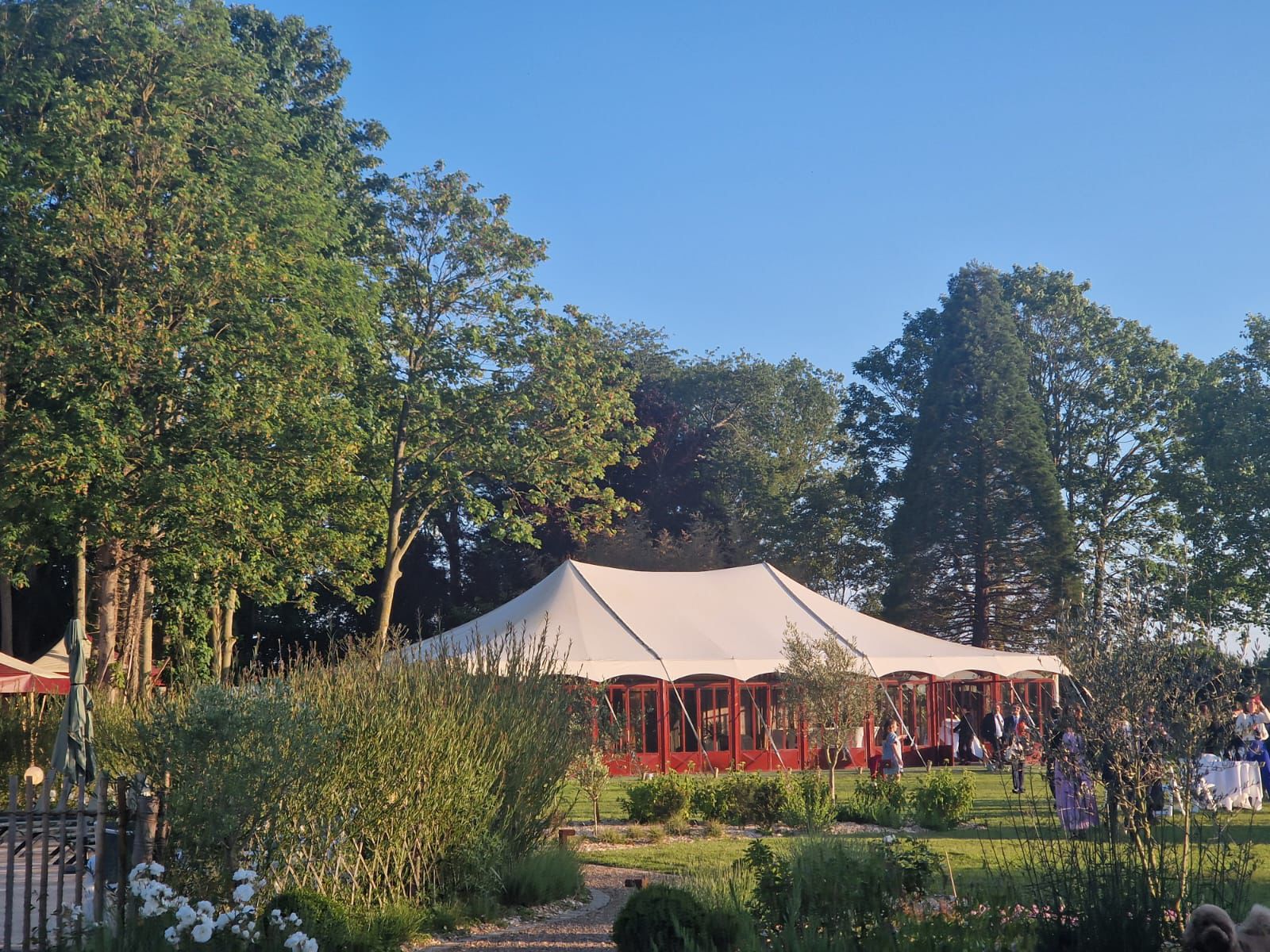 Tente extérieur jardin événement